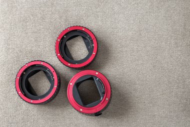 Yakın çekim makro halkaları, uzay arka plan kamera bağdaştırıcıları hafif kumaş üzerine kopyalayın. Modern teknoloji ve fotoğraf ekipman kavramı.