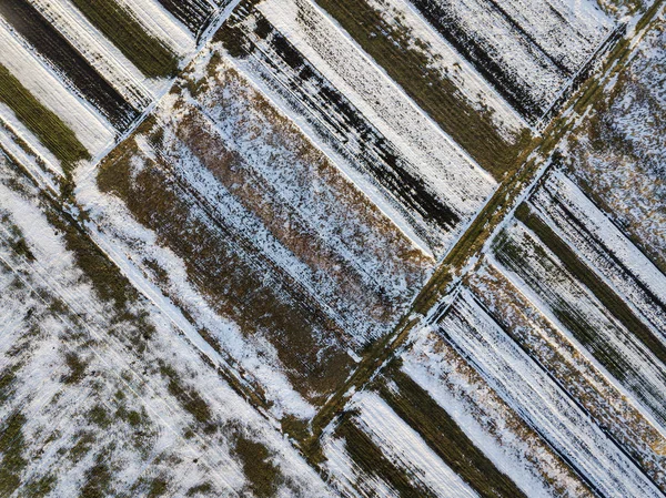 空雪と闇のフィールドの平面図は 晴れた冬の日の風景を修繕しました 空中ドローン写真コンセプト — ストック写真