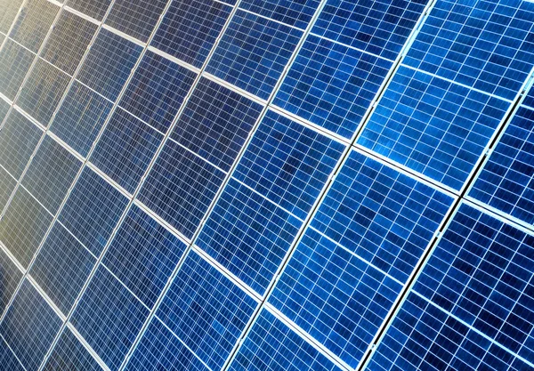 Surface Gros Plan Éclairée Par Des Panneaux Solaires Photovoltaïques Brillants — Photo