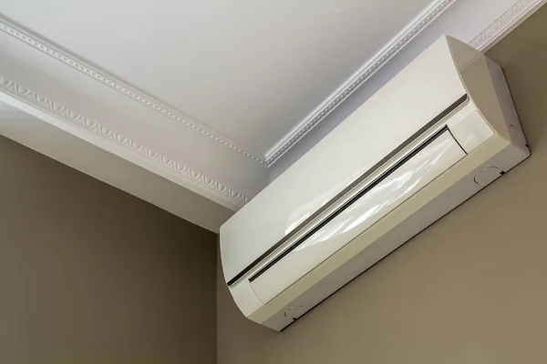 Climatiseur Frais Installé Intérieur Pièce Sur Plafond Blanc Les Murs — Photo