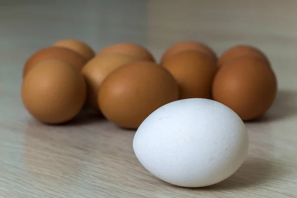 Duże Białe Jajko Grupa Żółta Jaj Stole Kuchni Światło Tła — Zdjęcie stockowe
