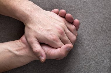 Erkek erkeksi genç işçi el kaba cilt ve kısa tırnakları düz kopya alanı arka planda, üstten görünüm dinlenme ile yakın çekim. El emeği ve eller kavramı bakım.