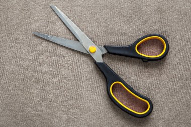 Keskin çelik metal makas hafif kumaş kopya alan arka plan üzerinde izole Close-up. Ev Eşyası, ofis veya okul araçları.