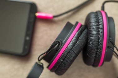 Cep telefonu hafif kumaş tam kopyaya uzay arka plan üzerinde izole kulaklık bağlı. Modern teknoloji, son moda eğlence, gadget tasarım ve aksesuarları kavramı.