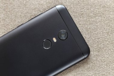 Siyah cep telefonu güvenlik başparmak parmak izi cihazı, kamera ve flaş aydınlatma ışık bez kopya alan arka plan üzerinde tarama ile izole tarafına geri. Modern teknoloji ve smartphone tasarım konsepti.