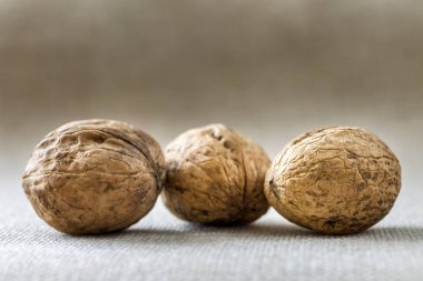 Ceviz ahşap kabuk ışık kopya alan arka plan üzerinde izole Close-up. Sağlıklı lezzetli organik gıda kavramı.