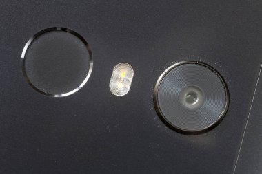 Cep telefonu güvenlik başparmak ile yakın çekim ayrıntılı tarama aygıtı ve kamera parmak izi. Modern teknoloji güvenlik ve smartphone tasarım konsepti.