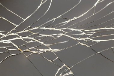 Soyut desen koyu gri arka plan. Crackled ekran Mobil cep telefonu. Araç tamir ve bakım kavramı.