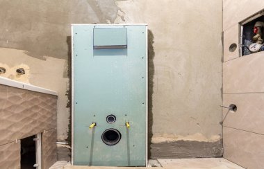 Banyo veya tuvalet ile seramik karo duvarları alçıpan, lavabo ve banyo için yüklü tamamlanmamış inşası.
