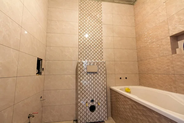 Незаконченная Реконструкция Ванной Комнаты Туалета Светло Бежевой Геометрической Керамической Плиткой — стоковое фото