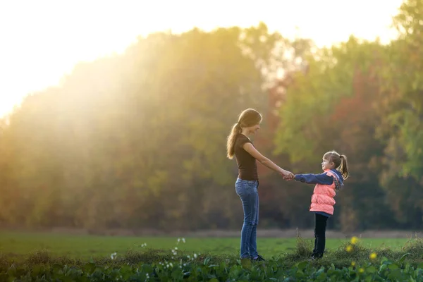 Vista Posteriore Giovane Magra Madre Attraente Bambina Piedi Prato Verde — Foto Stock