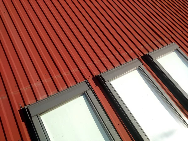 Czerwony Dom Piecem Dachu Windows Poddaszu Budowa Dachu Montażu Okien — Zdjęcie stockowe