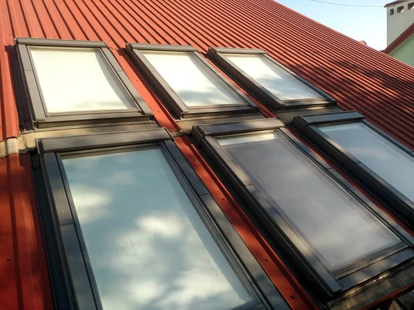 Rotes Ziegeldach Mit Dachbodenfenstern Dachkonstruktion Fenstereinbau Modernes Architekturkonzept — Stockfoto