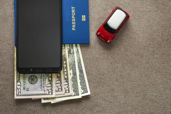 Svart Mobiltelefon Pengar Amerikanska Dollar Sedlar Räkningar Pass Och Leksaksbil — Stockfoto