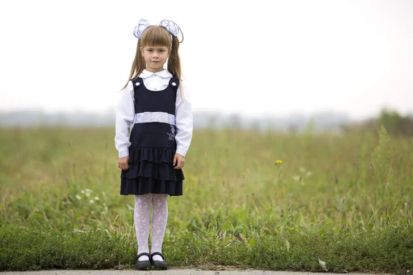 Ganzkörperporträt Von Niedlichen Entzückenden Ernsthaften Nachdenklichen Mädchen Der Ersten Klasse — Stockfoto