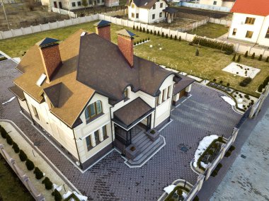 Büyük çit yarda güneşli üzerinde yeni konut ev yazlık shingle çatı ile hava Üstten Görünüm.