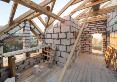 İnşaat ve tadilat House iç. Enerji tasarrufu duvarlar içi boş köpük yalıtım blokları ve tuğla, tavan kirişleri ve çatı çerçeve.