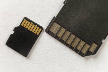 Micro Sd hafıza kartı ve Sd dönüştürücülü beyaz kopyalama alanı arka plan üzerinde izole Close-up. Modern teknoloji kavramı.