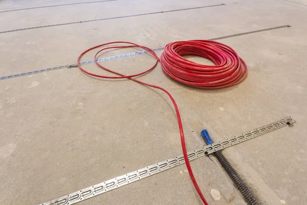 Отопление красный электрический кабель кабель на цементном полу копирования фона. Реконструкция и строительство, концепция комфортного теплого дома . — стоковое фото