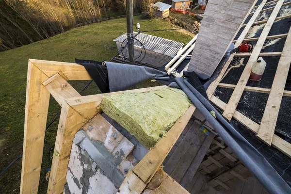 Construcción de tejado y aislamiento con lana mineral. Vigas de madera —  Fotos de Stock