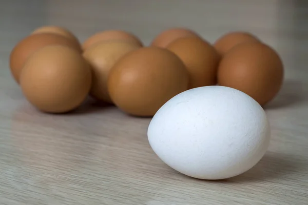 Duże białe jajko i Grupa żółta jaj na stole w kuchni światło tła. Zdrowej żywności ekologicznej, smaczny posiłek, koncepcja cholesterolu i dieta. — Zdjęcie stockowe