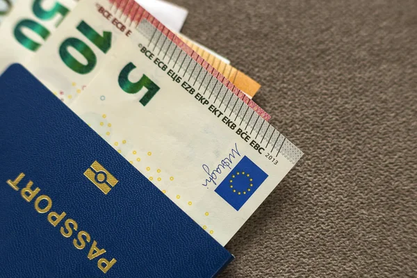 Passaporto di viaggio e denaro, banconote in euro fatture su spazio copia ba — Foto Stock