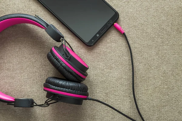 Cep telefonu hafif kumaş tam kopyaya uzay arka plan üzerinde izole kulaklık bağlı. Modern teknoloji, son moda eğlence, gadget tasarım ve aksesuarları kavramı.