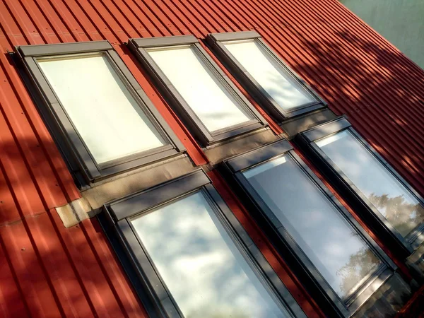 Telhado de casa de azulejos vermelhos com seis janelas de sótão. Construção de telhados, instalação de janelas, conceito de arquitetura moderna . — Fotografia de Stock