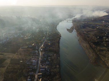 Kasabanın içinden akan nehrin hava üstten görünüm. Kırsal manzara o