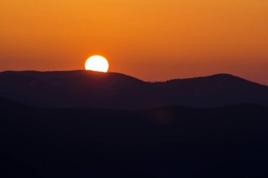 Güzel gün batımı dağlarda. Geniş panorama görünümünü büyük parlak 