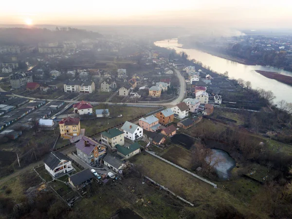 Vista aérea superior del río que fluye a través de la ciudad. Paisaje rural — Foto de Stock