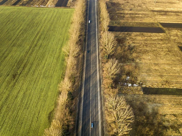 Vista aérea de carretera recta con coches en movimiento, árboles y verde f — Foto de Stock