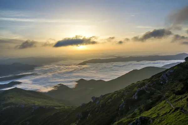 Fantástica vista do vale da montanha coberto com baixo branco inchado l — Fotografia de Stock