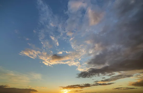Panorama du ciel au lever ou au coucher du soleil. Belle vue de blu foncé — Photo