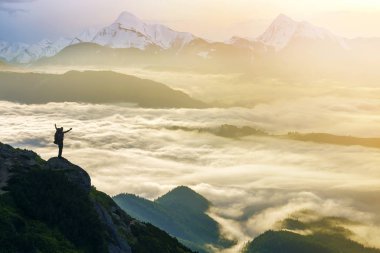Geniş dağ panorama. Turist backpac ile küçük siluet