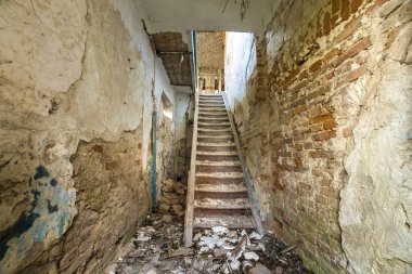 Büyük geniş terkedilmiş boş Bodrum geçit antik bui
