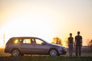 Genç çift, uzun at kuyruğu ve elleri ile ince çekici kadın