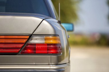 Arkadan görünüşü gümüş renkli araba alan döşeli sokakta park 