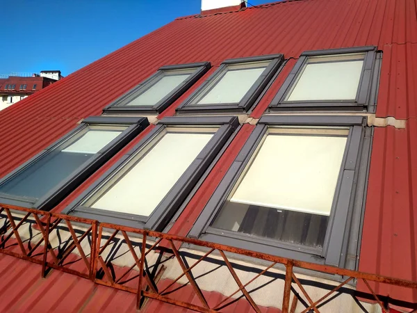 빨간 기와 집 지붕 다락방 창문입니다. 지붕 공사, w — 스톡 사진