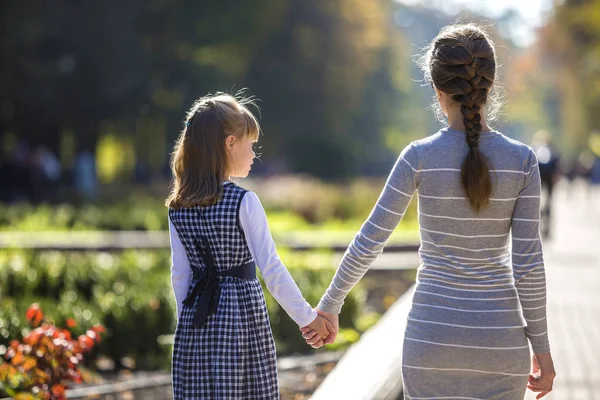 Back view of child girl and mother in dresses together holding h — Stock Photo, Image