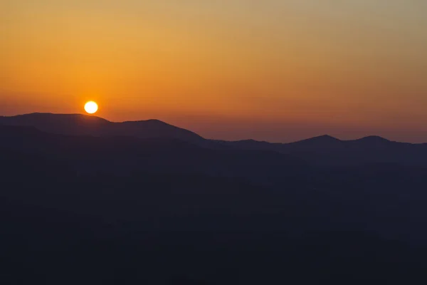 Beau coucher de soleil dans les montagnes. Vue panoramique large de grande luminosité — Photo