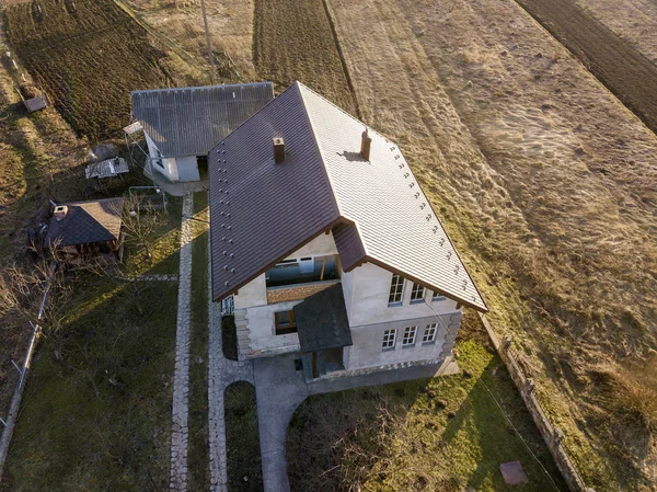 Vista aérea de la nueva casa de campo residencial con techo de teja . — Foto de Stock