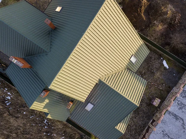 Vista aérea de la nueva casa residencial con techo de teja o —  Fotos de Stock