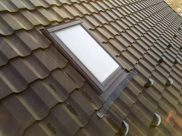 Närbild av nya vinden plast fönster installerade i shingled hus — Stockfoto