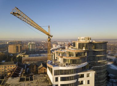 Daire veya işyeri yüksek bina yapım aşamasında, üstten görünüm. 