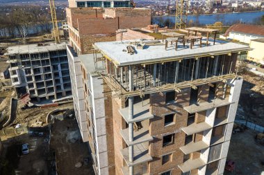 Daire veya işyeri yüksek bina yapım aşamasında, üstten görünüm. 