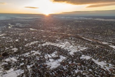 Şehir banliyöleri veya kış mor küçük kasaba güzel evler üst görünümü