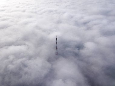 Radyo ya da Tv anten, sisli bulutlu yatay hava Üstten Görünüm