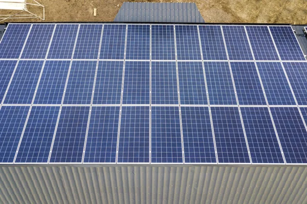 Superficie de primer plano del sistema de paneles fotovoltaicos solares brillantes azules — Foto de Stock