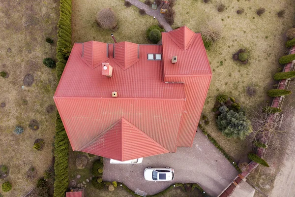 Letecký pohled shora nový bytový dům domek s šindelovou ro — Stock fotografie